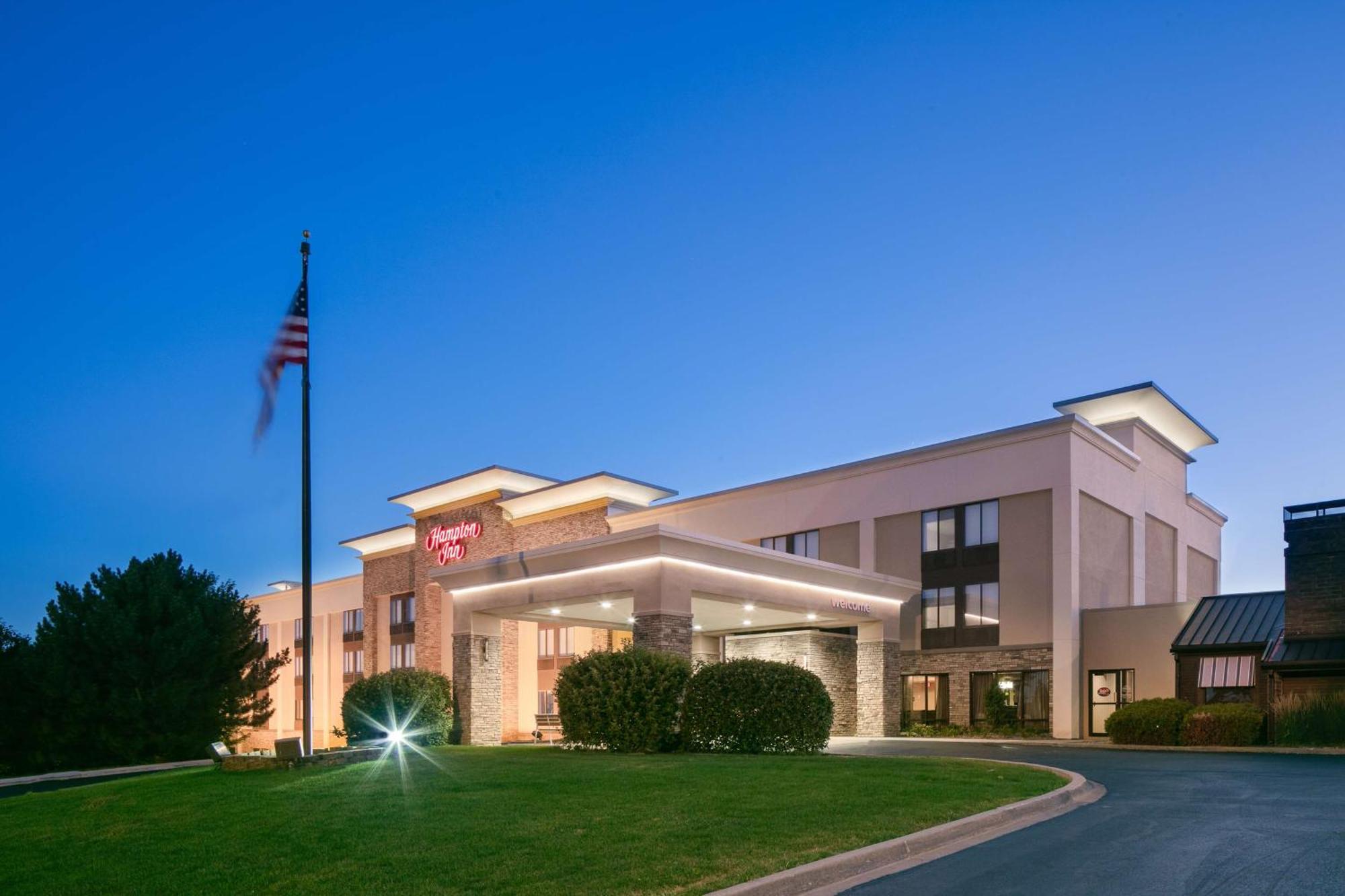 Hampton Inn Iowa City/Coralville Exterior photo